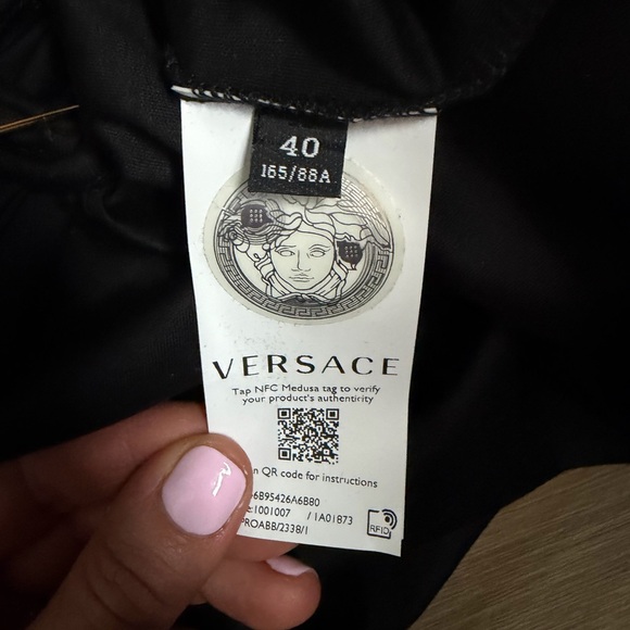 Versace Black Logo Cropped T-shirt Like New - Picture 3 of 5